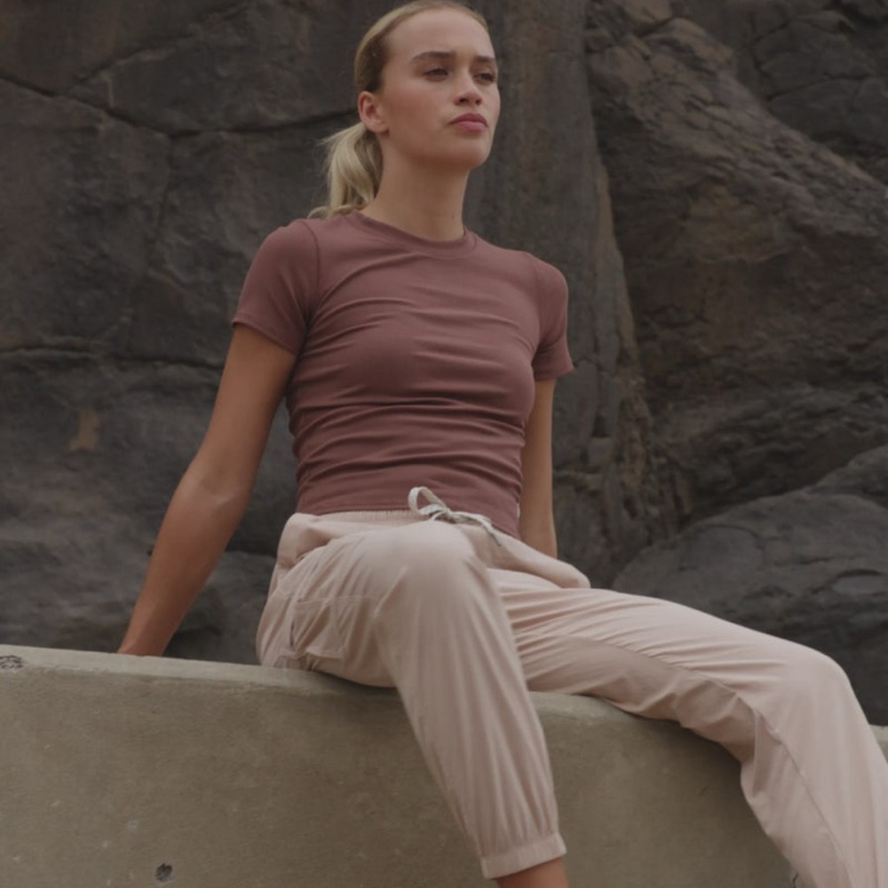 💫Vuori Women’s Pose Fitted Tee, NWOT, Hazelnut, Medium, Ultra Soft!